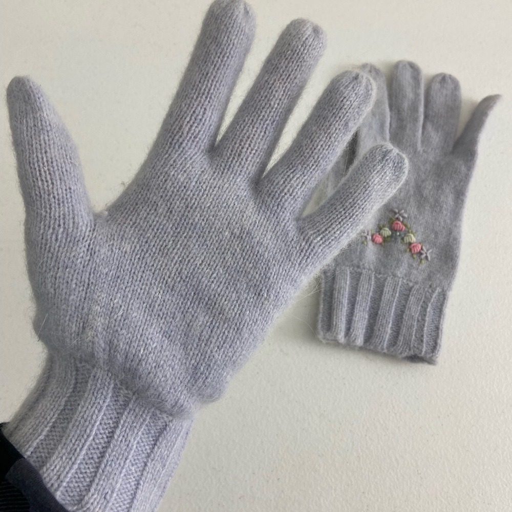 NWOT Women’s bluish gray floral embroidered knit warm winter gloves lambswool - Picture 2 of 4